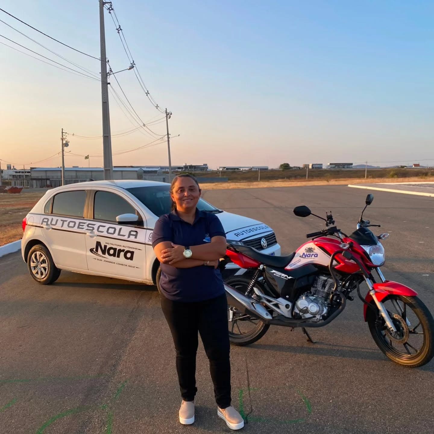 Instrutora Nara ao lado do carro de aprendizagem em Patos-PB
